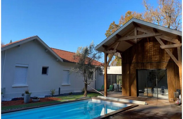 House with swimming pool and large garden