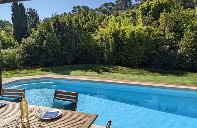 House with swimming pool in Cap Brun, very close to the beaches
