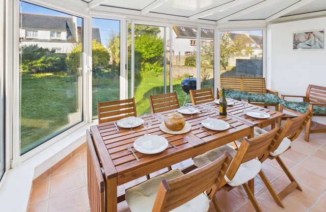 House with veranda for 6, 400m from the beach