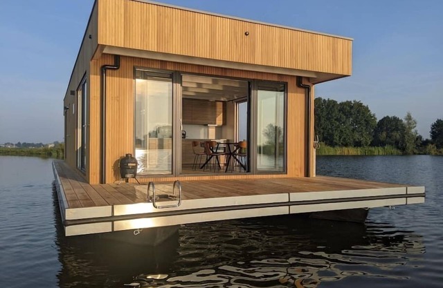 Houseboat: "Aqua Zen" at Kagerplassen tender/dinghy included