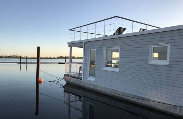 Houseboat Comfortable Vacation Home
