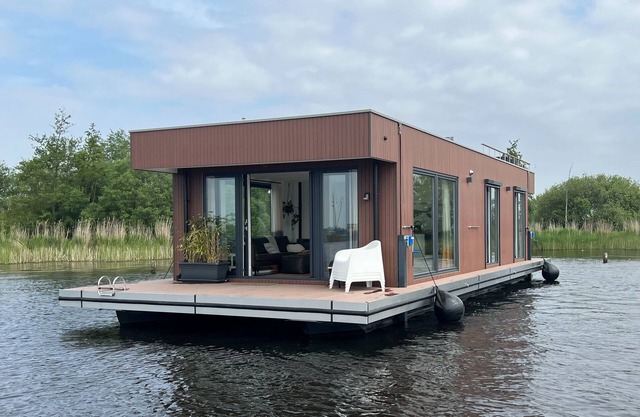 Houseboat: "De Walvis" with tender. 6p 4+ 2 kids