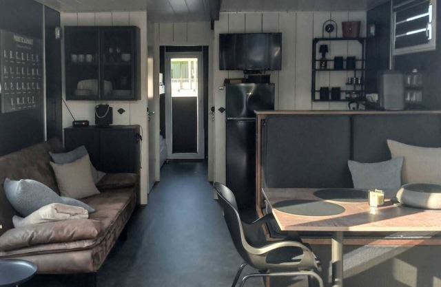 Houseboat "Frodewin" experience on the water in Aurich harbor