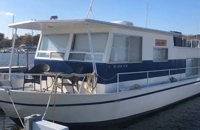 Houseboat Getaway - Stay aboard Into the Blue!