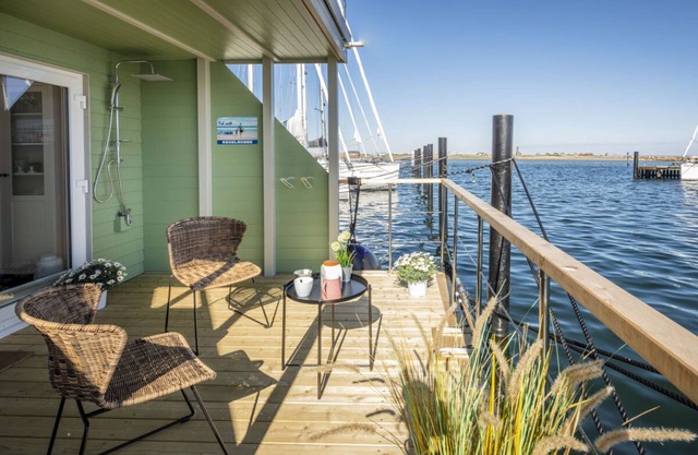Houseboat Grey Seal Comfortable Vacation Home