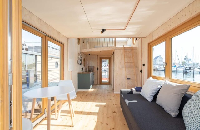 Houseboat Helena