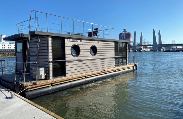Houseboat KUNGSVIKEN with roof terrace in the center of Gothenburg