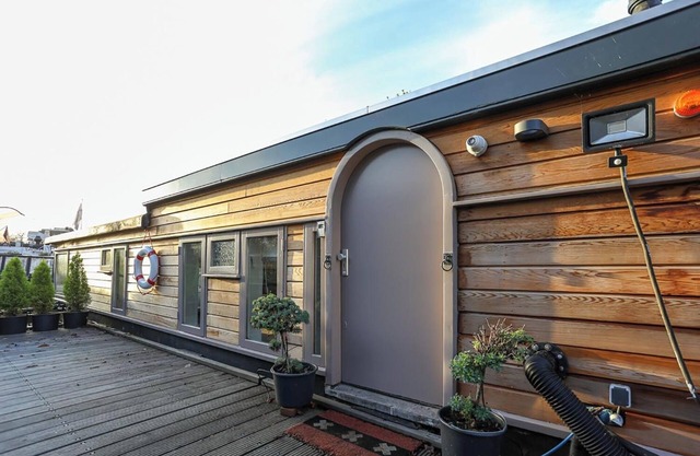 HouseBoat next to AMSTEL in the City Centre (1br)
