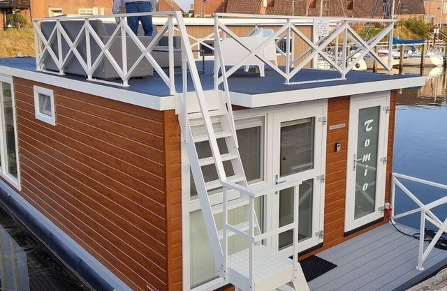 Houseboat Tomio NS001