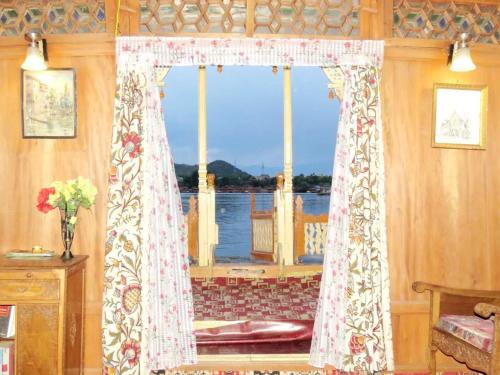 Houseboat Young Kabul