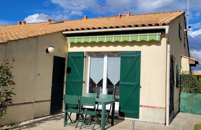 Housse between the Pornic golf course and the sea