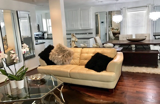 Houston Heights 3 Bedroom Cottage-Elegant, Convenient, Fresh and Modern