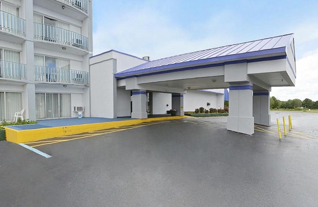 Howard Johnson by Wyndham Saint Joseph Benton Harbor