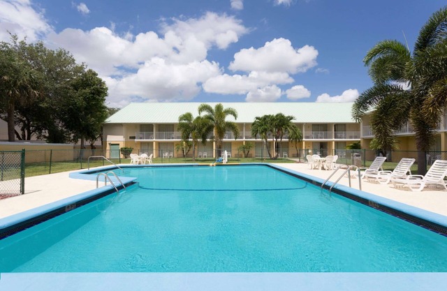 Howard Johnson by Wyndham Vero Beach/Downtown