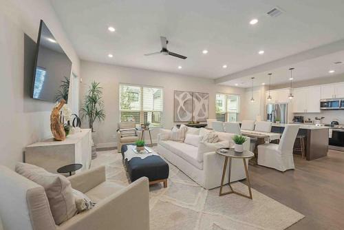 Howdy House 4 King Suites Community Pool in Heart of BCS