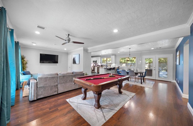 Htown Home Near NRG, Med Center | BBQ Yard Games