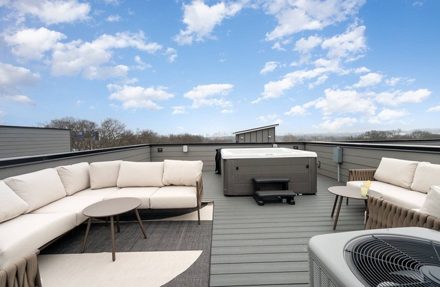 Huckleberry Outlaw-2 Units-Hot Tub-Near Broadway