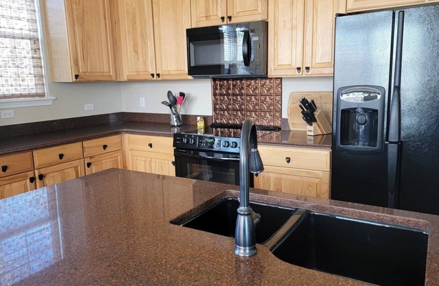 Huge 2 Bedroom Condo with Attached Garage!