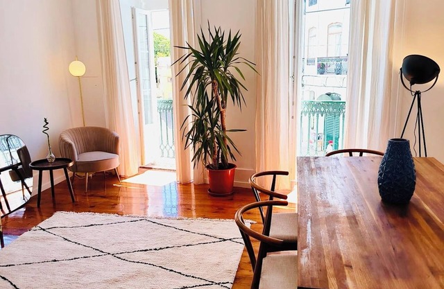 Huge 250sm 7 Bedroom Apartments! Prince Real!
