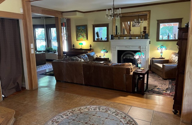 Huge 4 story home - 1 mile from downtown, by Botanic Gardens & Cheesman Park