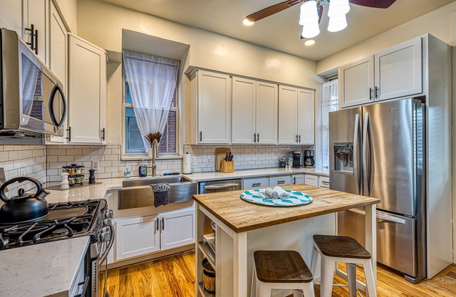 Huge 6 bed, 3.5 Bath Home 2 KING BEDS FAMILY SHAW NEIGHBORHOOD