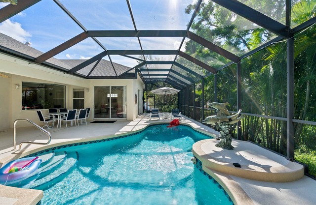 Huge Beach Villa, Mins To Beach With Private Salt Water Heated Pool
