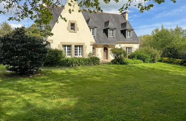 Huge Breton House in the middle of the garden. A bike trail to go to beach