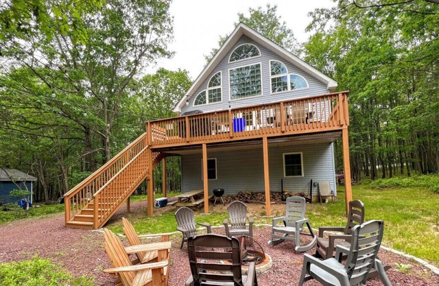 HUGE Chalet - GameRoom, Firepit, Central Location