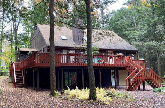 Huge Chalet with Hot Tub, Game Room, Close to Ski Mountains & Waterparks!