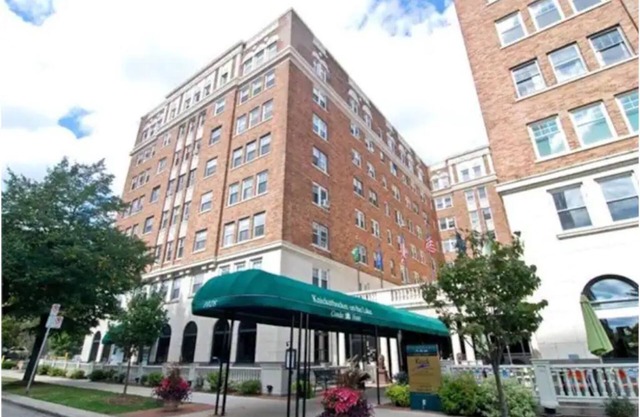 Huge condo in historic hotel near Lake Michigan/Parks/Festivals w/parking