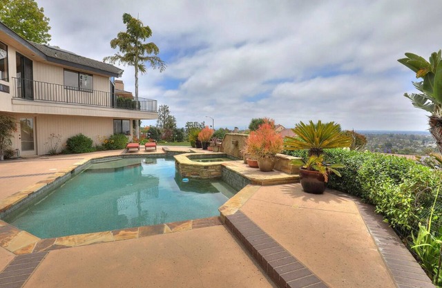 Huge custom 3-bdrm house with pool/spa & ocean/island view in Ventura. Fast WiFi
