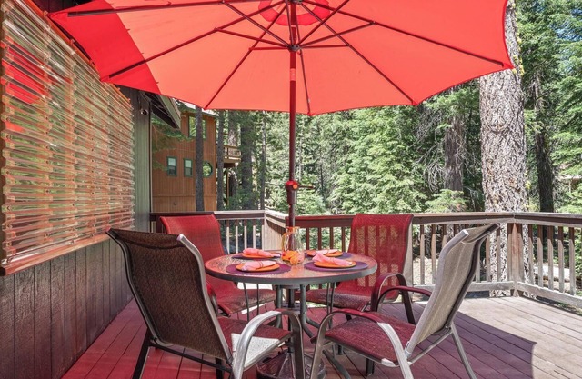 Huge Deck, Outdoor Dining, Forest Views! Pets OK