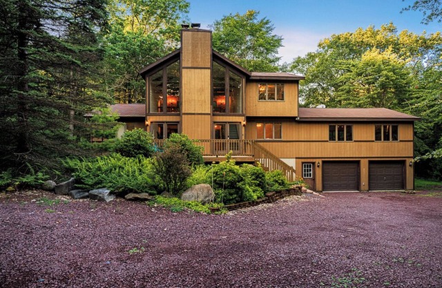 Huge Dining Table, Full Game Room, Barrel Sauna, 3,000 sqft, Firepit, Secluded