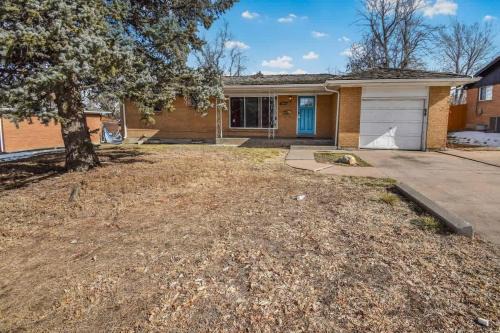 Huge family home in Centennial with five bedrooms large yard and plenty of parking