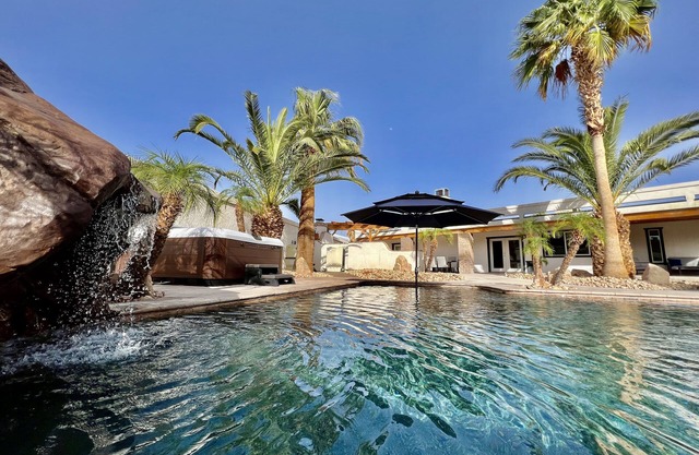 Huge FREE heated pool, hot tub, game rm/sleeps 16