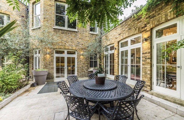 Huge Historic Townhouse in the Heart of London within 20 Min Walk To Westminster