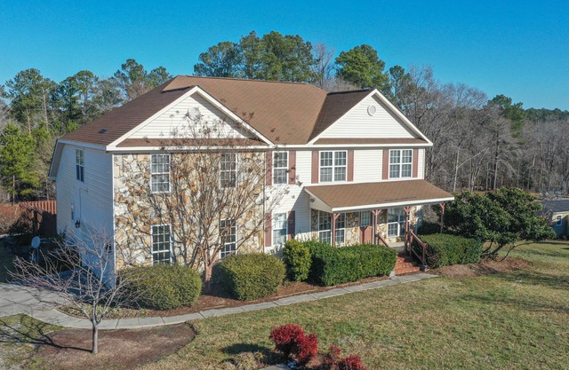HUGE HOME ON LAKEFRONT W/DEEPWATER DOCK! nnFamily, pet, and kid friendly!