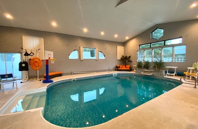Huge house w/Indoor pool, arcade, sports bar