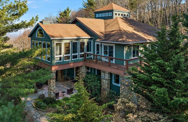 Huge Lodge off of Blue Ridge Parkway