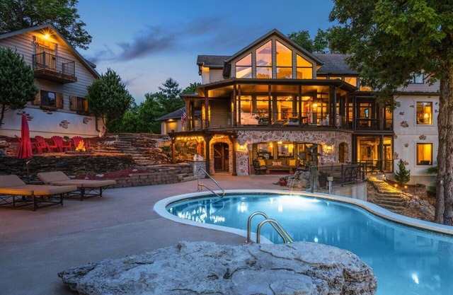 Huge Mansion/Pool/Sleeps 30+