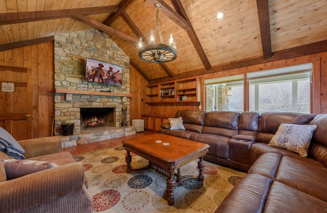 Huge Mountain Lodge for a Luxury Getaway