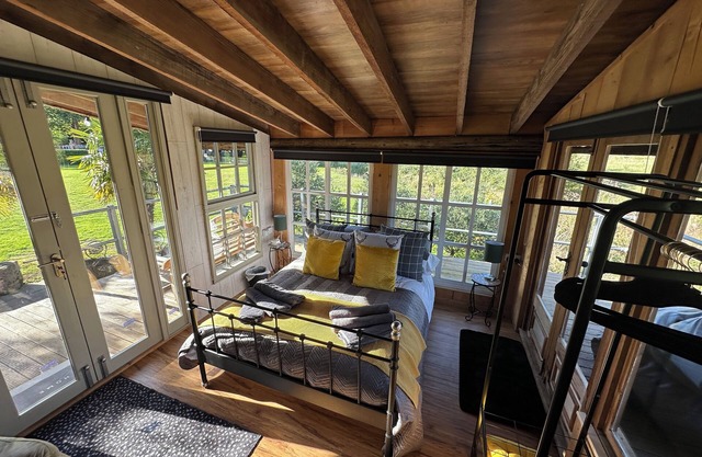 Huge open plan Log Cabin in Weston, Newark hot tub WiFi wood stove pets parking