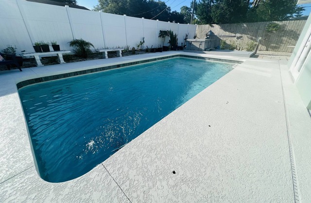 Huge Pool, Close to Beaches, Restaurants, Shopping & More!