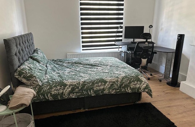 Huge Room by London Bridge - King sized Bed