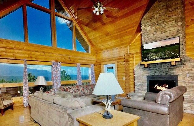 Huge Smoky Mtn VIEWS, 6 bedroom/6 bath! Movie & Game Rm, HotTub, Fire pit!