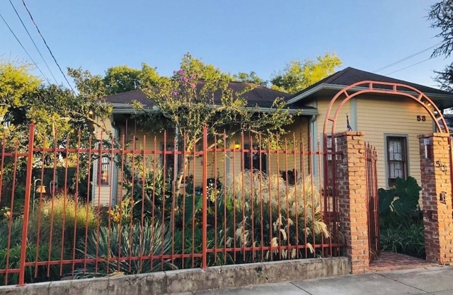 Huge Space for 10 & pets Gated for 6 cars;15 min walk to B’way; Pickle-ball ct