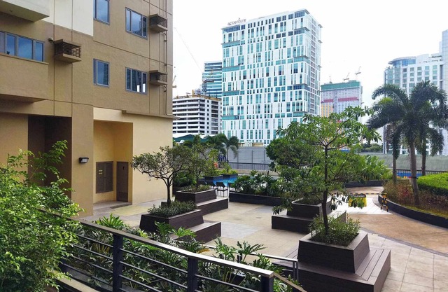 HUGE Studio in Araneta City Cubao with Pool, Kitchen & Balcony Near to LRT MRT