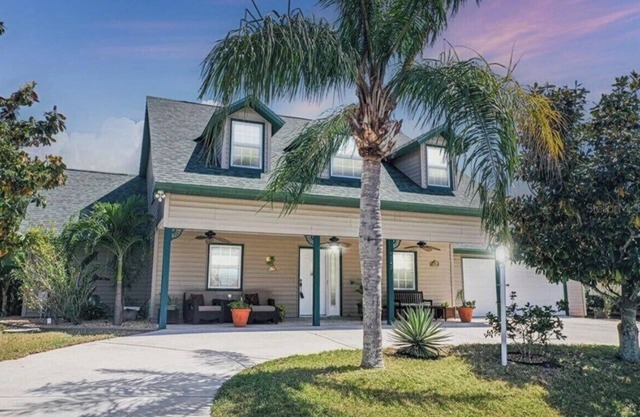 HUGE WATERFRONT HOME WITH A POOL, CLOSE TO BEACHES &FAMOUS WARM MINERAL SPRINGS!