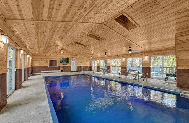 Hummingbird Cabin with Indoor Saltwater Pool