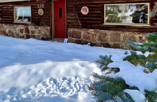 Hummingbird Haus | Rustic Retreat